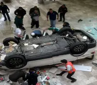 Camioneta cae de tercer piso en centro comercial de la CDMX