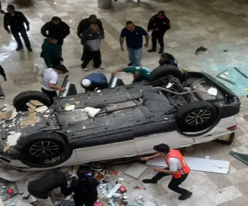 Camioneta cae de tercer piso en centro comercial de la CDMX