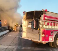 Tráiler con trigo se incendia en tramo Obregón-Guaymas