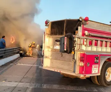Tráiler con trigo se incendia en tramo Obregón-Guaymas
