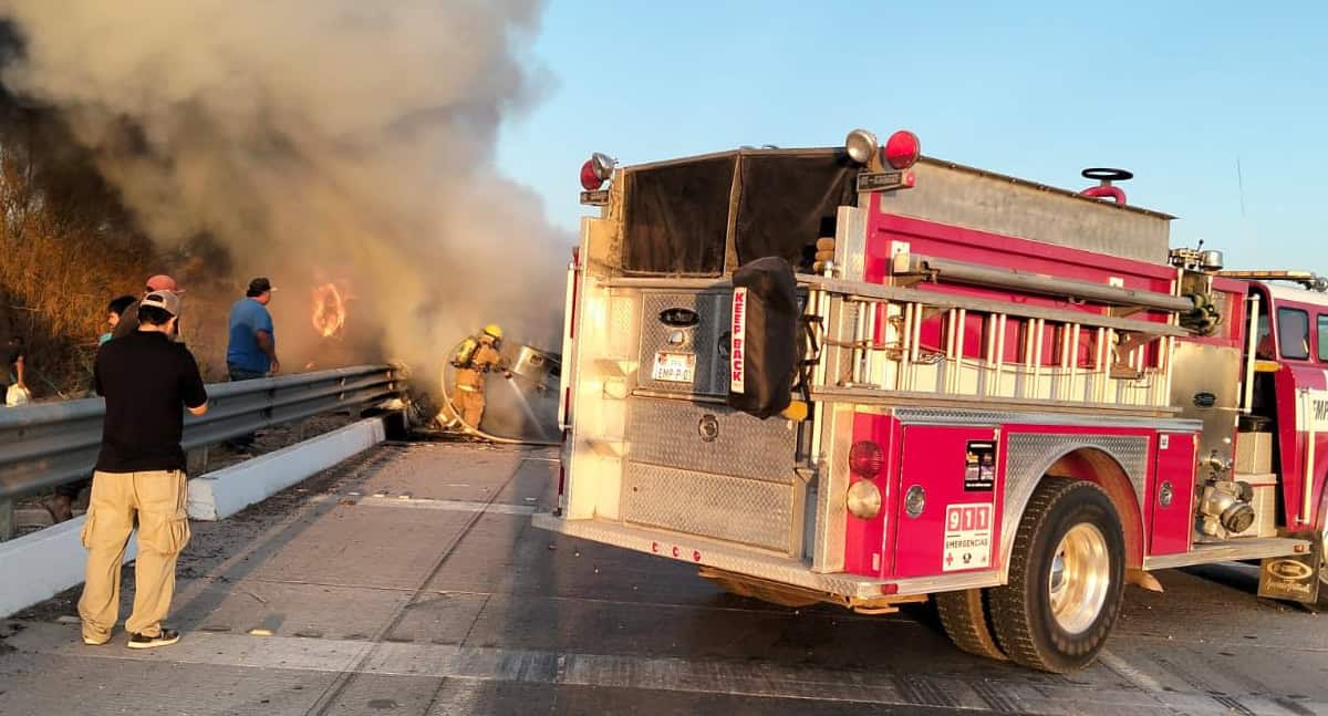 Tráiler con trigo se incendia en tramo Obregón-Guaymas