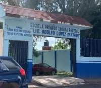 Maestra rocía insecticida a alumno y salón