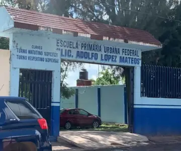 Maestra rocía insecticida a alumno y salón