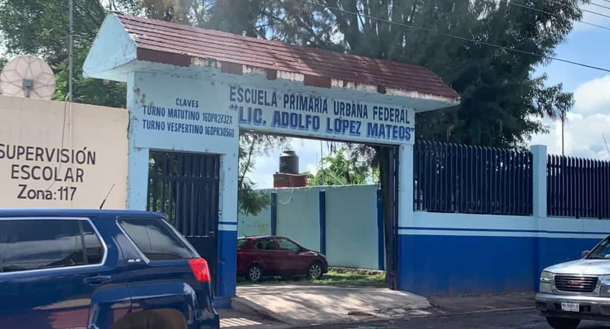 Maestra rocía insecticida a alumno y salón