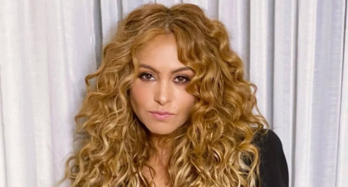 Bazúa evita polémica de Paulina Rubio y comparte mensajes personales