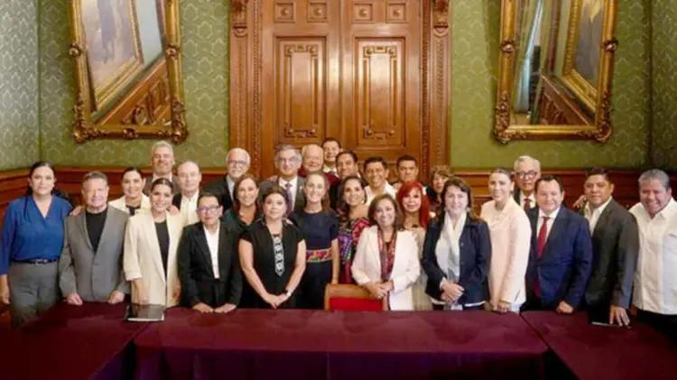 Presidenta Sheinbaum con gobernadores en reunión. (Foto: Especial / EXPRESO)