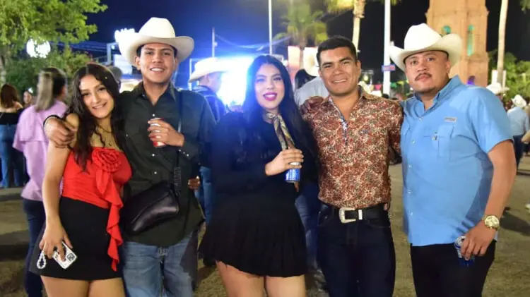 Asistentes al Palenque de la Expogan Sonora. (Foto: Alfredo Gerardo / EXPRESO)