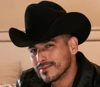 Espinoza Paz se une a la lista de artistas sin visa para trabajar en EU