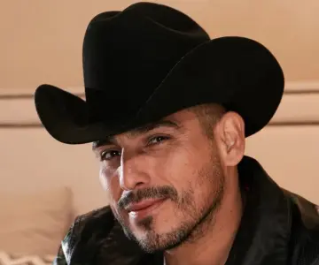 Espinoza Paz se une a la lista de artistas sin visa para trabajar en EU