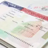 Trump ordena suspender citas de visa para estudiantes y visitantes