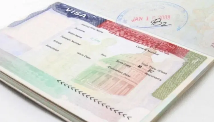 Trump ordena suspender citas de visa para estudiantes y visitantes