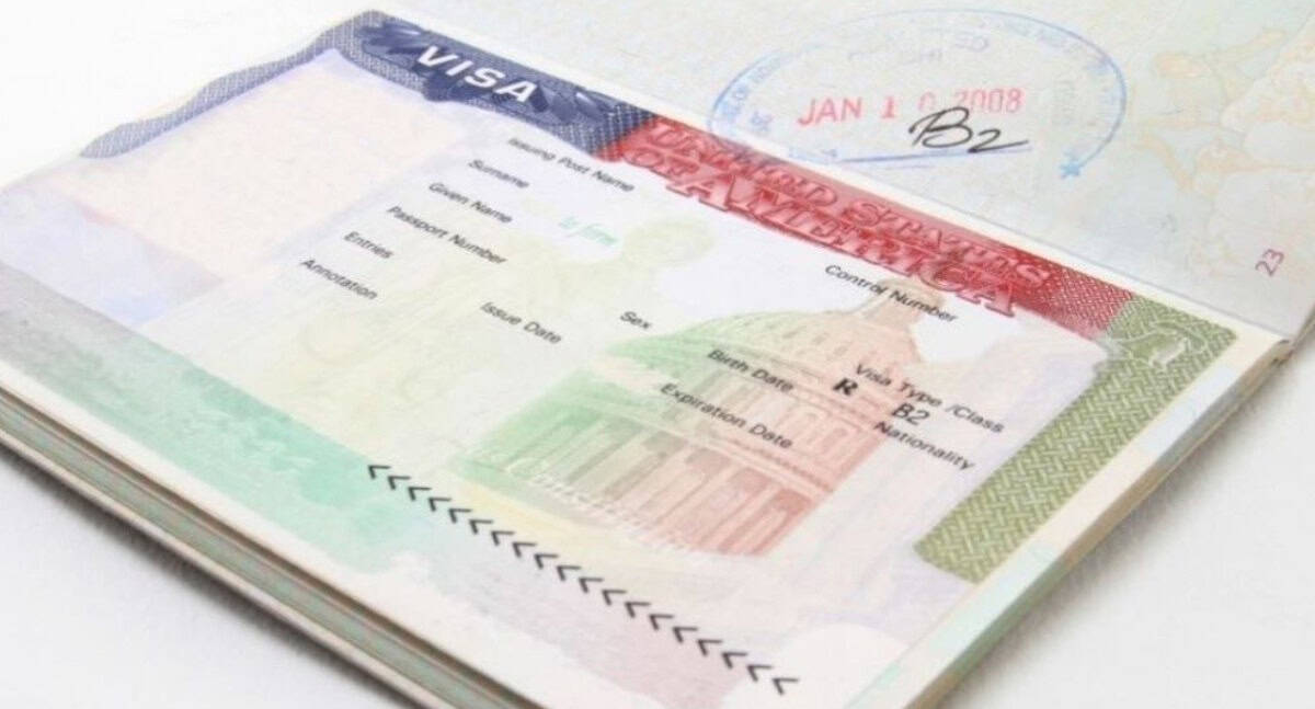 Trump ordena suspender citas de visa para estudiantes y visitantes