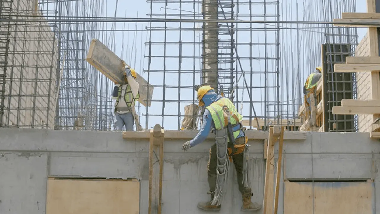 Pobreza laboral cae a su nivel más bajo desde 2005: 33.9%