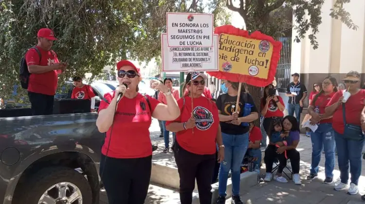 Maestras y maestros federalizados en manifestación. (Foto: Armando Aguilar / EXPRESO)