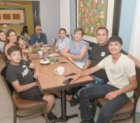 En Café 57 disfrutan de una buena plática