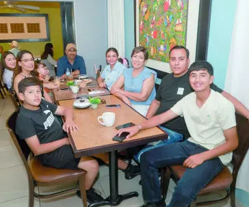 En Café 57 disfrutan de una buena plática