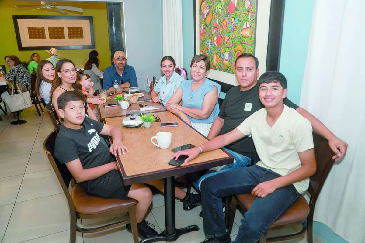 En Café 57 disfrutan de una buena plática