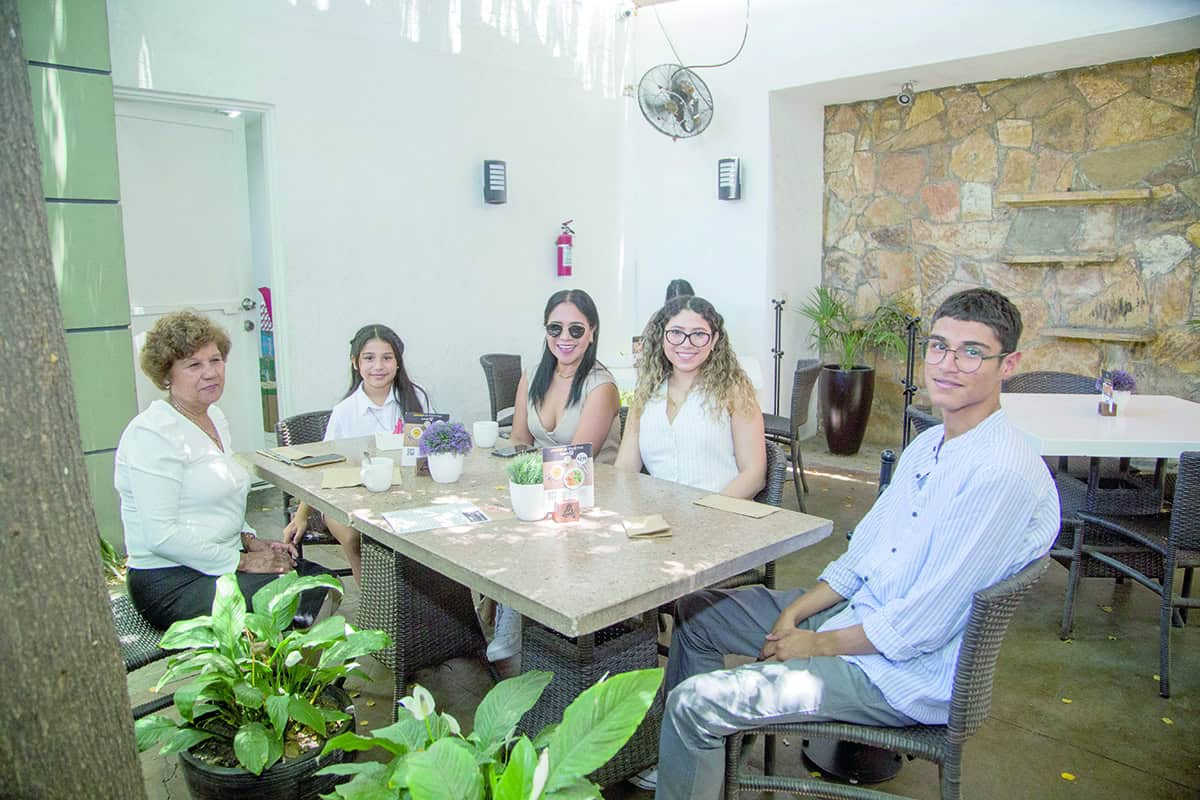 En Café 57 disfrutan de una buena plática