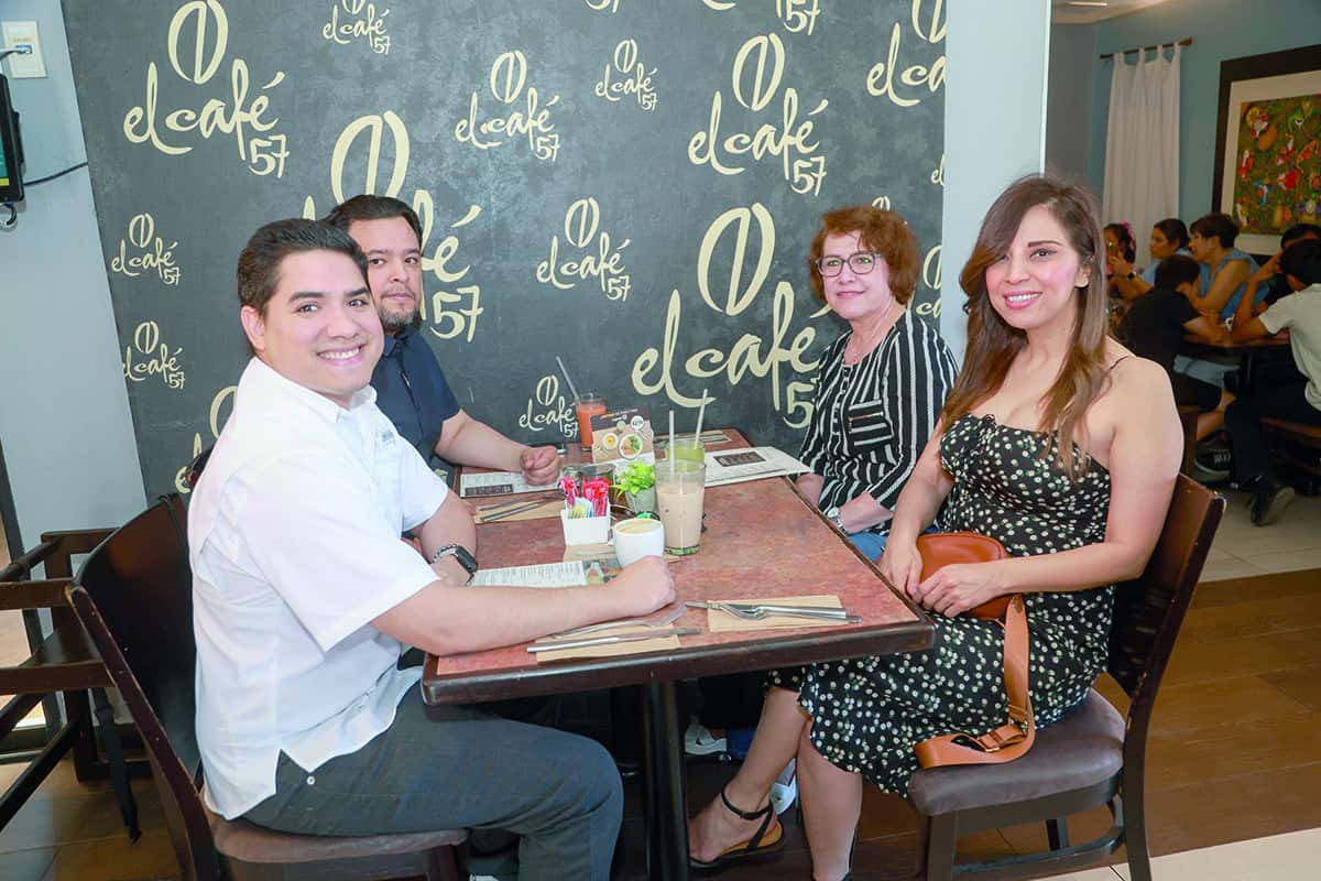 En Café 57 disfrutan de una buena plática