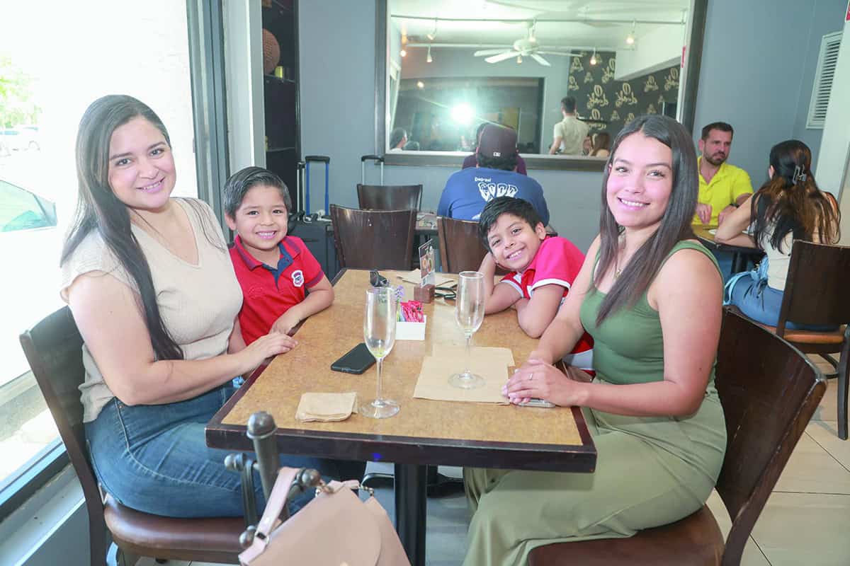 En Café 57 disfrutan de una buena plática