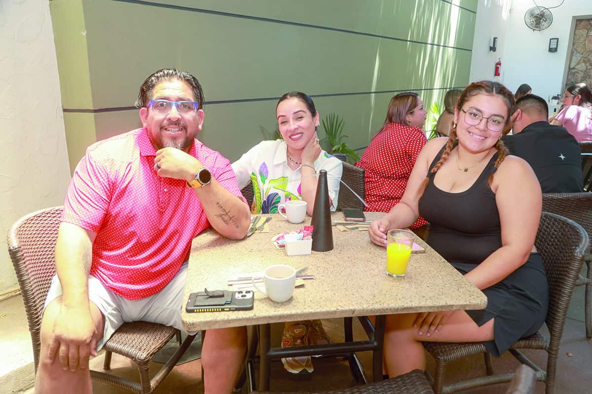 En Café 57 disfrutan de una buena plática