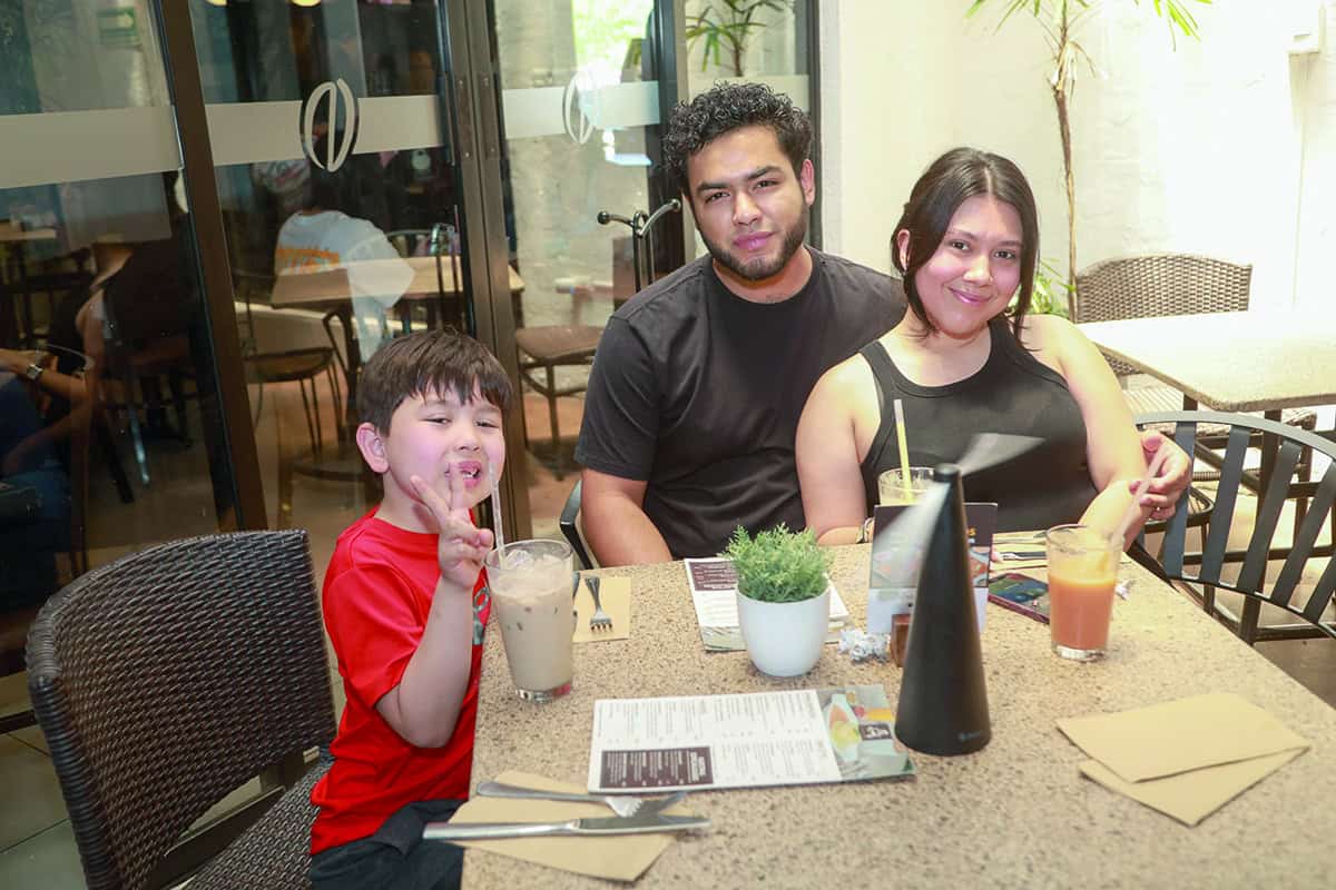 En Café 57 disfrutan de una buena plática