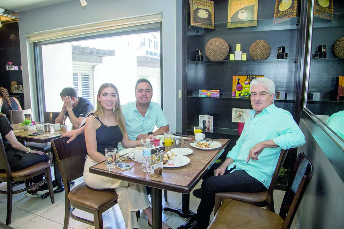 En Café 57 disfrutan de una buena plática