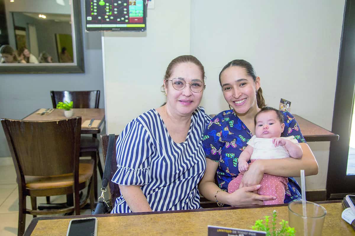En Café 57 disfrutan de una buena plática