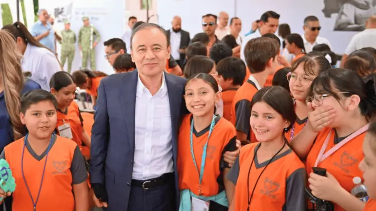 Niñas y niños estudiantes participaron en el arranque del programa. (Foto: Especial)