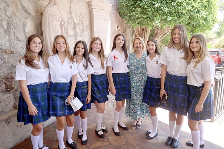 Alumnas del Colegio Liceo Thezia reciben confirmación