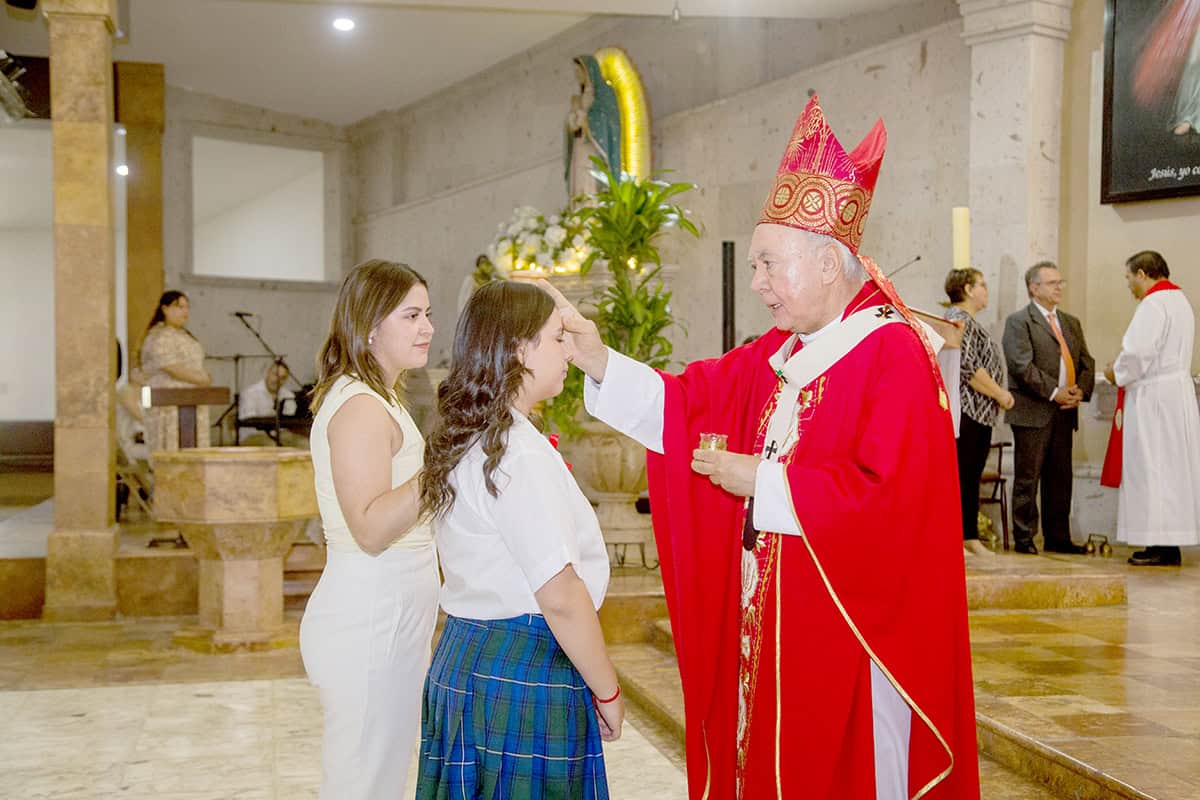 Alumnas del Colegio Liceo Thezia reciben confirmación