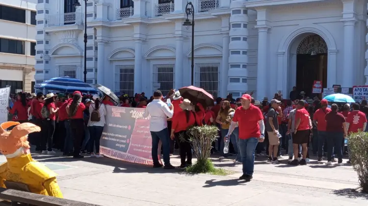 Maestros y maestros del MSTE frente a Palacio de Gobierno. (Foto: Armando Aguilar / EXPRESO)