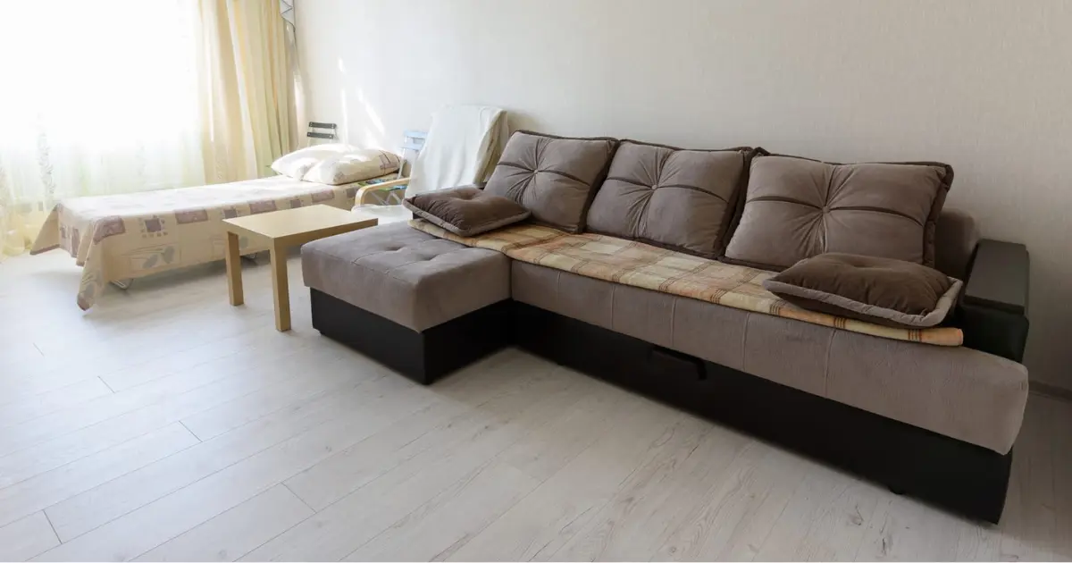 Ventajas de tener un sofá cama en espacios compartidos