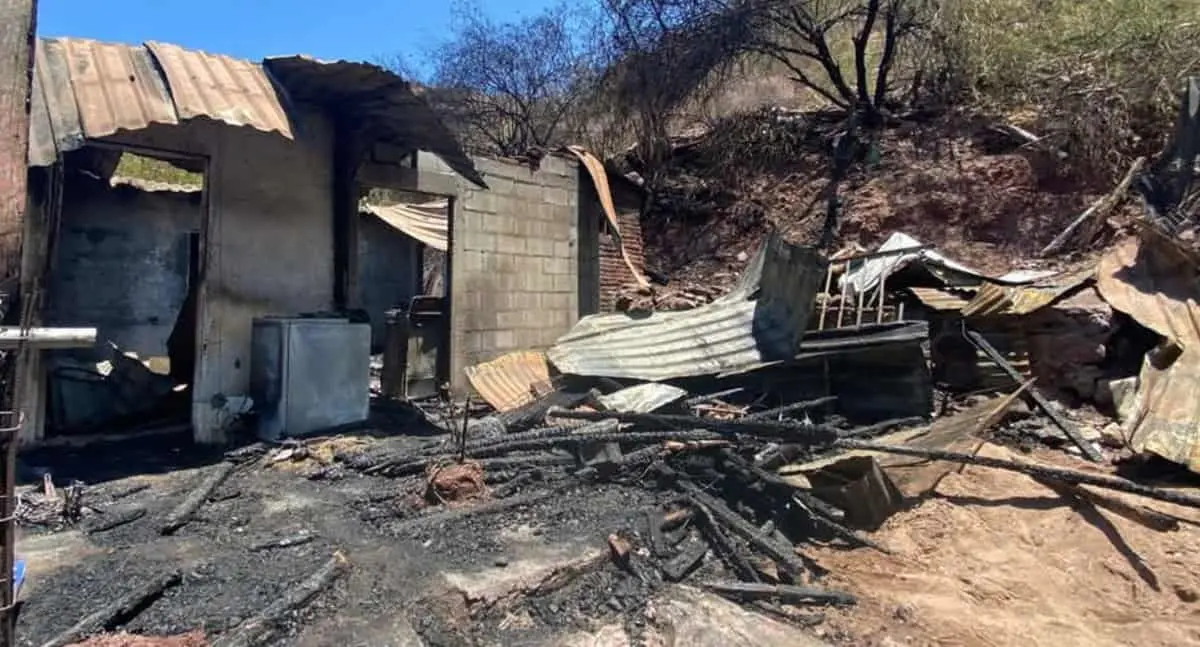 Requiere familia apoyo tras incendiarse su casa en Guaymas