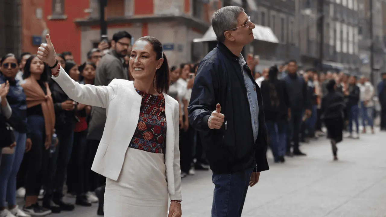 ¡Viva la democracia!: Sheinbaum acude a votar en la elección judicial