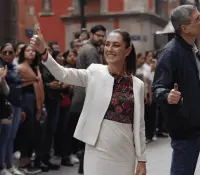 ¡Viva la democracia!: Sheinbaum acude a votar en la elección judicial