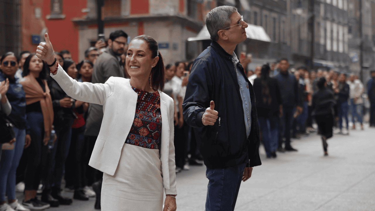 ¡Viva la democracia!: Sheinbaum acude a votar en la elección judicial