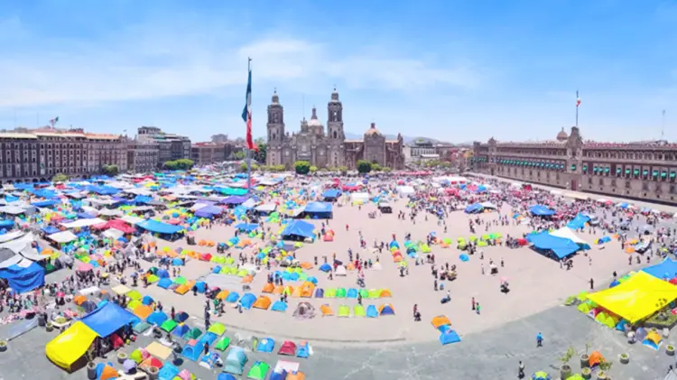 El Zócalo comenzó a ser desalojado este sábado. (Foto: Especial/EXPRESO)
