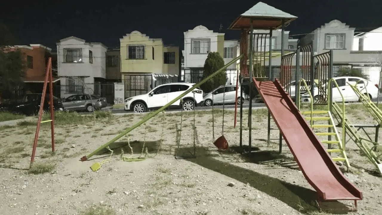 Menor de 6 años muere tras sufrir golpe por caída de un columpio