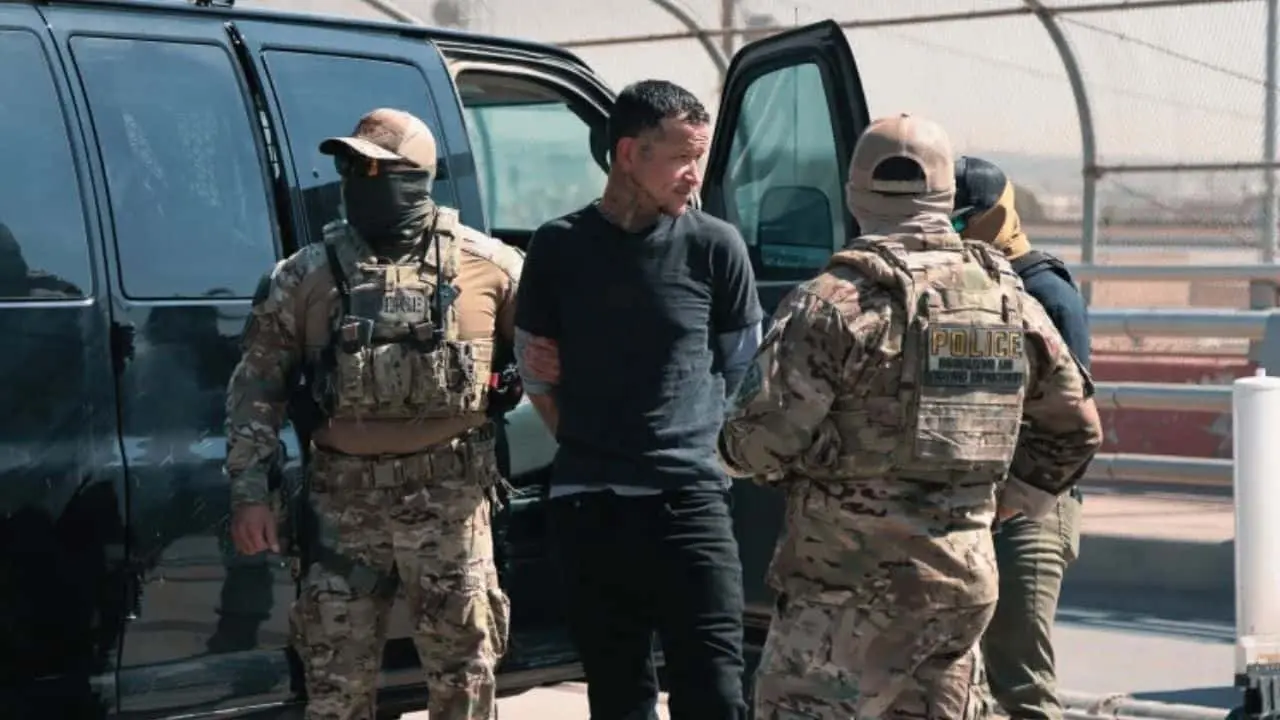 Detienen y deportan a fugitivo mexicano