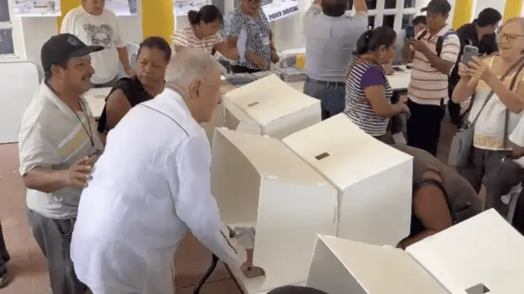 Andrés Manuel López Obrador emitió su voto en Chiapas. (Foto: Especial)