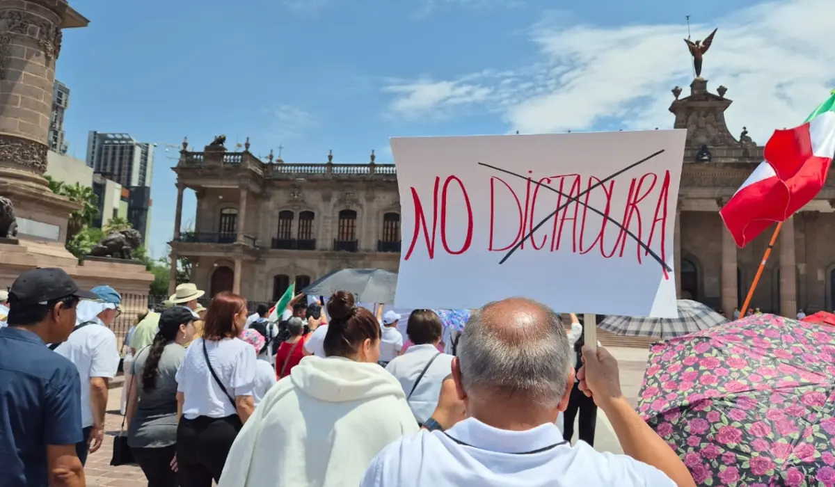 Ciudadanos se manifiestan en contra de la elección judicial 