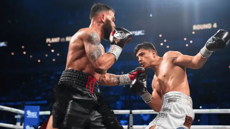 Toro Reséndiz (pantaloncillo blanco) sorprendió al mundo ante Caleb Plant. (Foto: Cortesía)