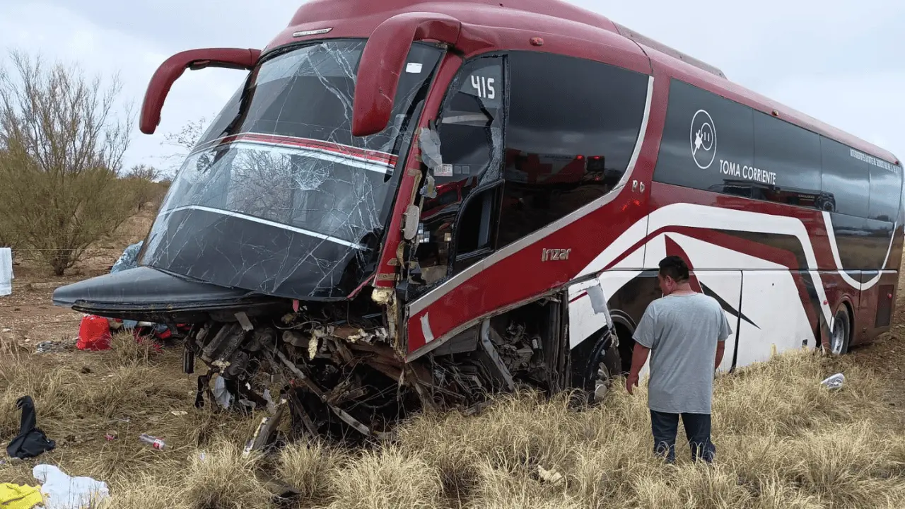 Accidente de camión de pasajeros en carretera deja 6 lesionados