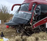 Accidente de camión de pasajeros en carretera deja 6 lesionados