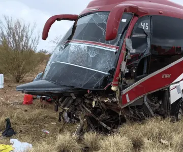 Accidente de camión de pasajeros en carretera deja 6 lesionados