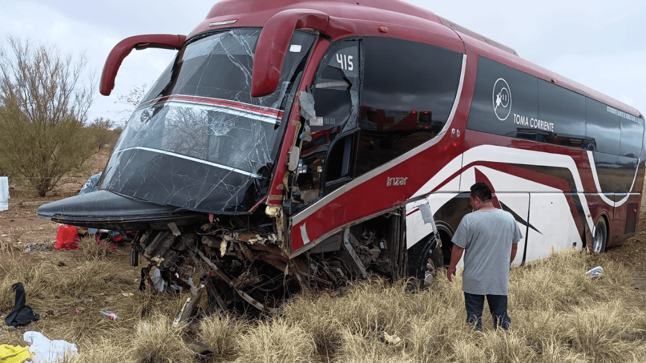 Accidente de camión de pasajeros en carretera deja 6 lesionados