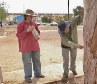 Clio y Kassandra reviven los árboles secos de La Sauceda con escultura