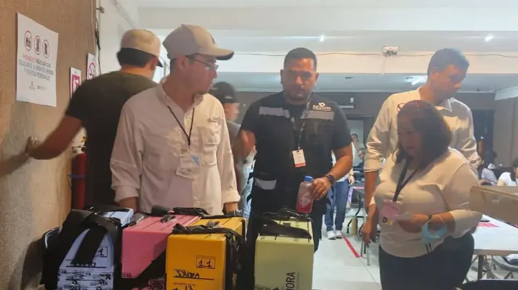 Paquetes electorales en Consejo Municipal de Guaymas. (Foto: Blanca Ruelas / EXPRESO)