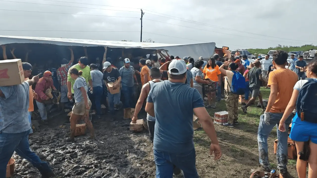 Saquean cartones de cerveza de tráiler volcado en la carretera